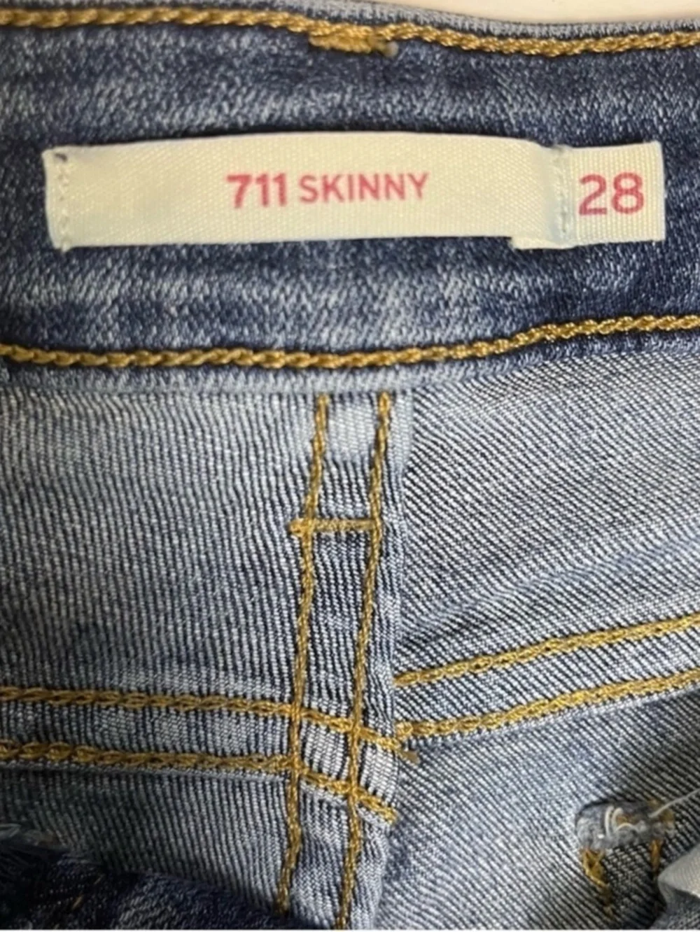 LEVI’S 711 Skinny Jeans
